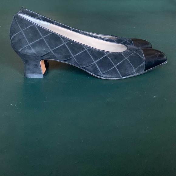 Salvatore Ferragamo Matelasse Navy Blue Quilted Suede Cap Toe Low Heel Pump 7.5 - Picture 12 of 16